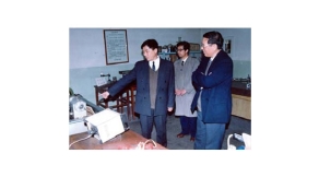 交通部教育司陳有寬司長(zhǎng)參觀我校汽車(chē)實(shí)驗(yàn)室