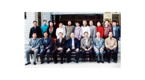 中國民主同盟內(nèi)大職業(yè)技術(shù)學院支部與校領(lǐng)導合影